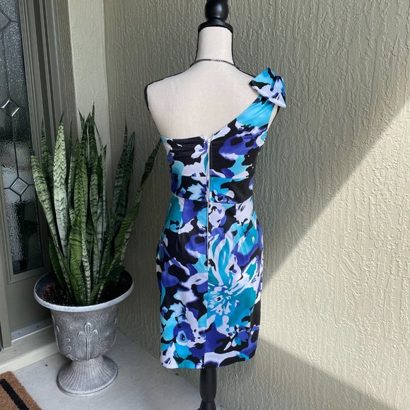 Stunning one shoulder dress (size 6) - Picture 2 of 4